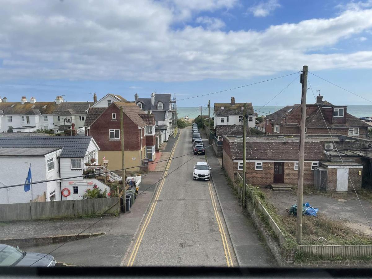 Spacious 4-Bed Beach Retreat For Families Steps From The Shore In Pevensey Bay Exterior photo